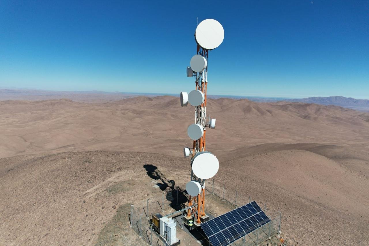 Tendido de fibra óptica en ruta del norte de Chile