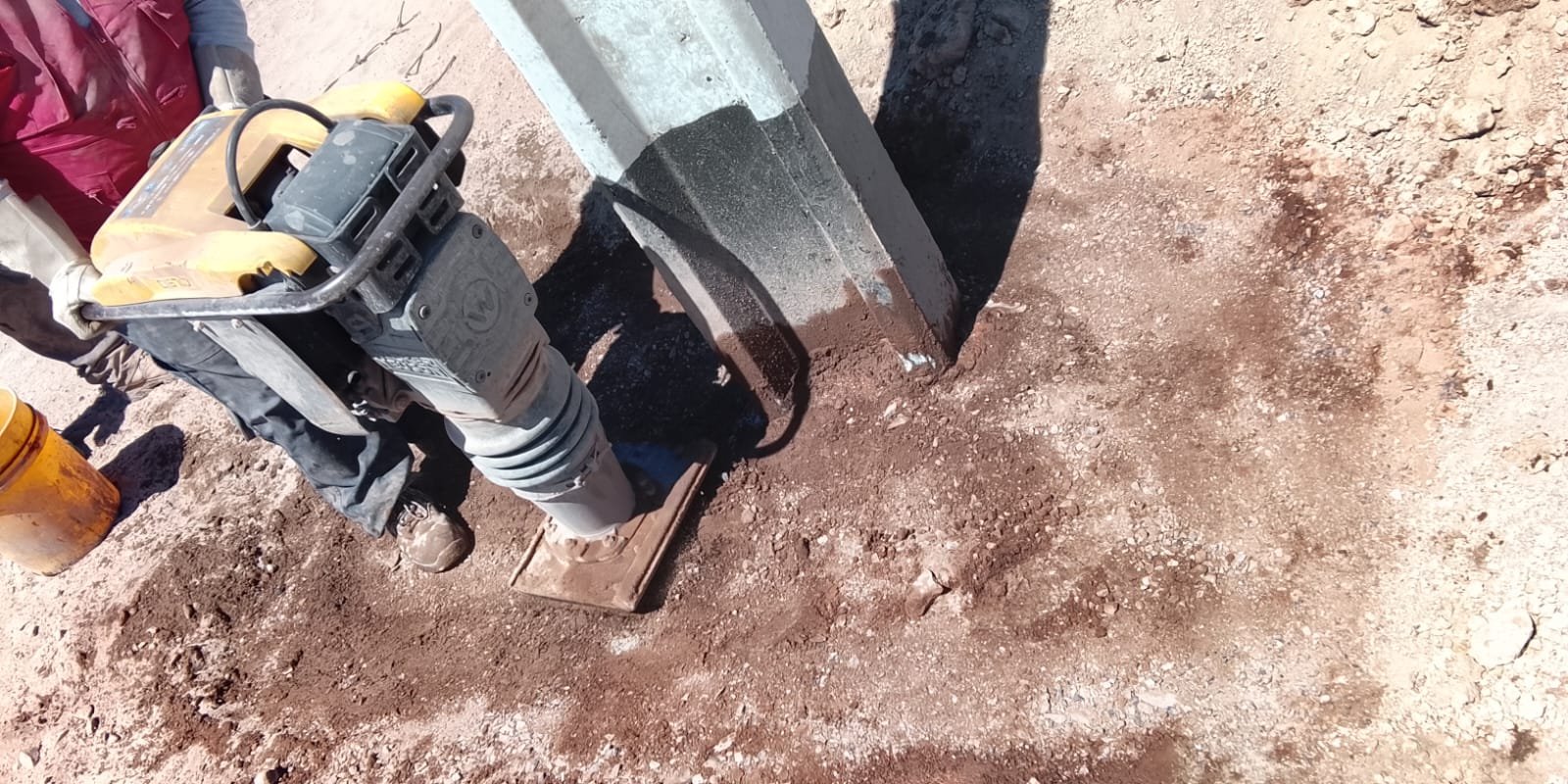 Compactación junto a poste instalado