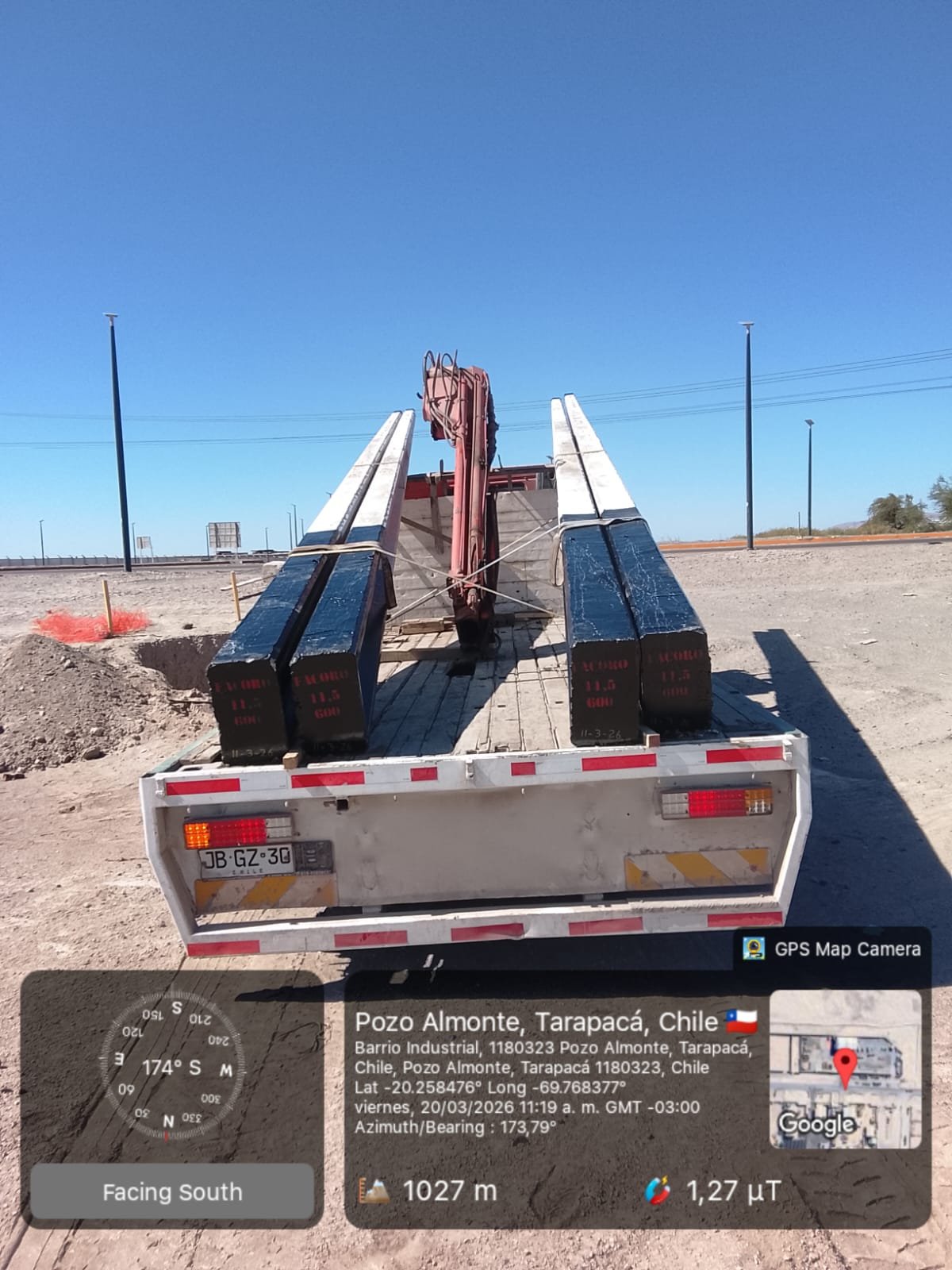 Transporte de postes para obra civil