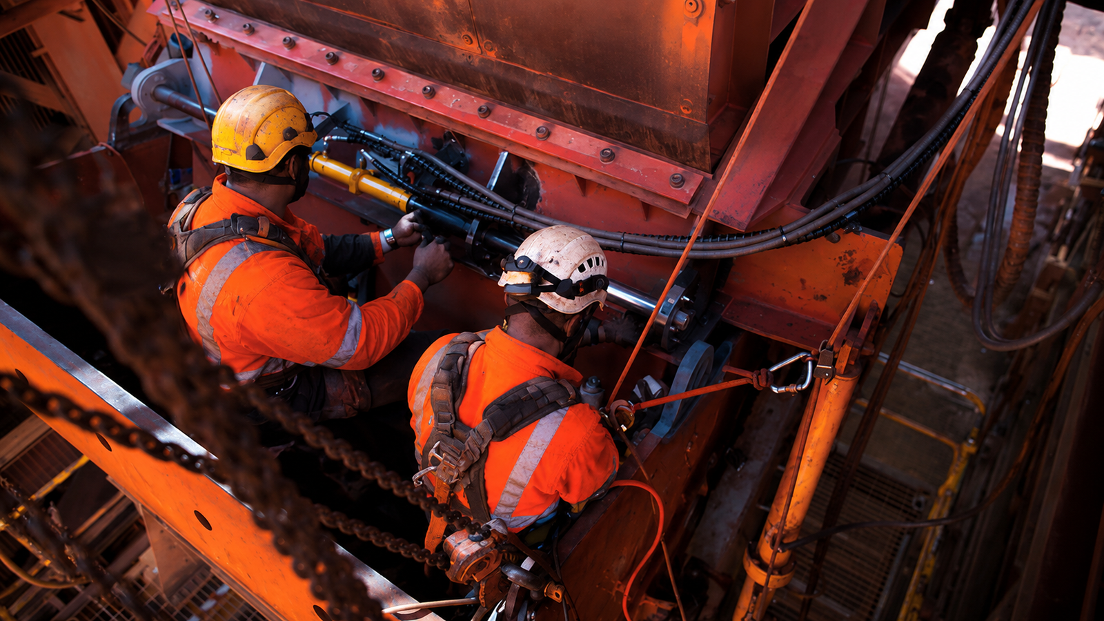 Técnicos trabajando en mantenimiento eléctrico para operación minera